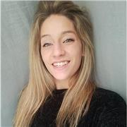 Chica española con conocimiento de la lengua catalana y castellana